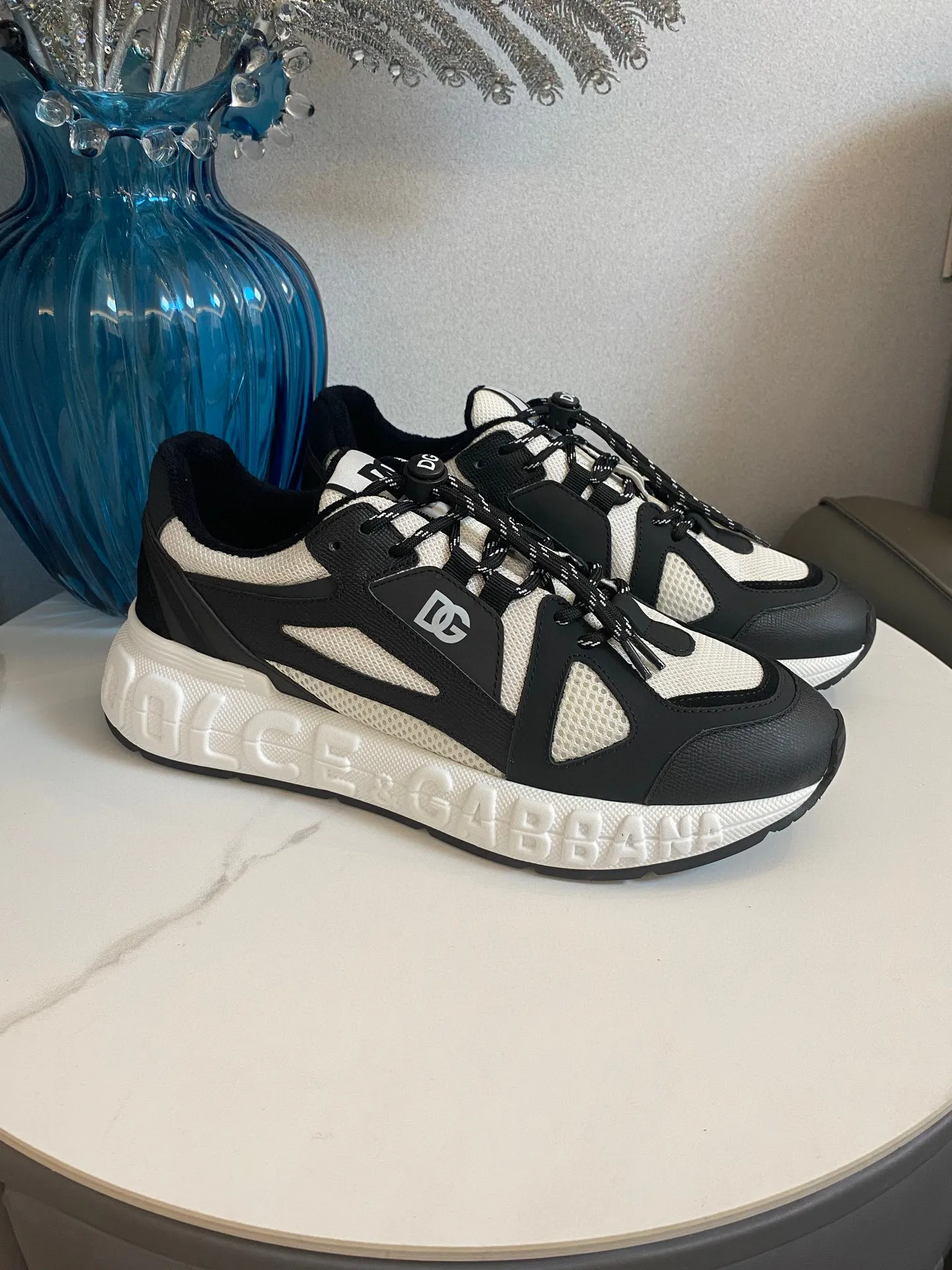 Men's men's shoes💰580 Dolce&Gabbana Dolce & Gabbana's latest popular D&G couple's dad shoes Airmaster series casual sports shoes original purchase development and production Airmaster shoes draw inspiration from Daymaster's iconic shape, while lightening the middle part of the sole to present a more sporty appearance. Nylon upper with contrasting suede and calfskin details. The tongue, heel and back sole are embellished with the DG logo, and the micro-injection logo rubber label is the icing on the cake. Exquisitely packaged at the delivery counter🛍📦 ▪️ Fabric: Original imported first-layer cowhide ▪️ Lining: Customized breathable towel lining ▪️ Sole: Original molded PU+TPU material ▪️ Bottom thickness: 5CM ▪️ Size: Women's 35-40/Men's 39-44 (45 46 customized)